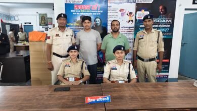 मोबाइल से चल रहा था ऑनलाइन सट्टे का खेल, साइबर पुलिस ने दबोचे दो आरोपी 7 1002609538