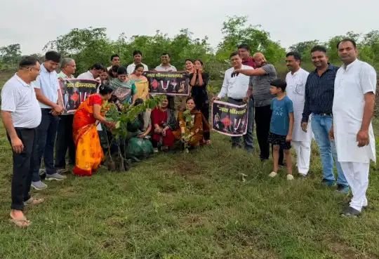 जांजगीर: भागवत सेवा गोष्ठी समिति ने लगाए 150 पौधे, पेड़ बनने तक देखभाल का लिया संकल्प 2 10026248637516480783549823849