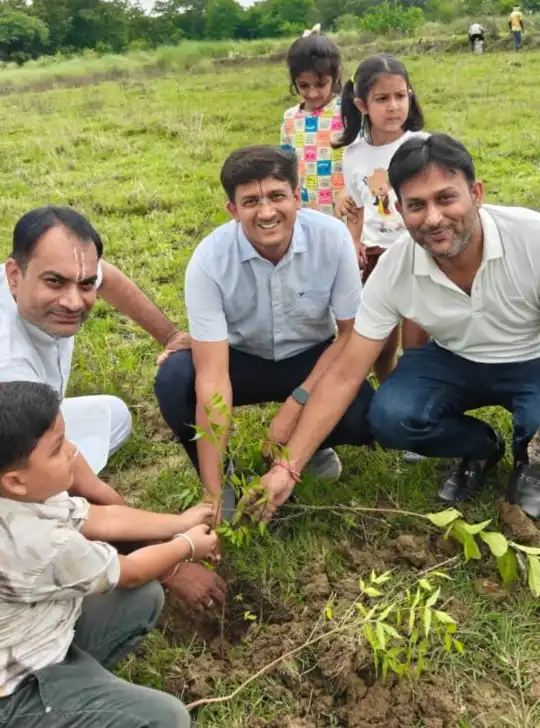 जांजगीर: भागवत सेवा गोष्ठी समिति ने लगाए 150 पौधे, पेड़ बनने तक देखभाल का लिया संकल्प 1 1002624870
