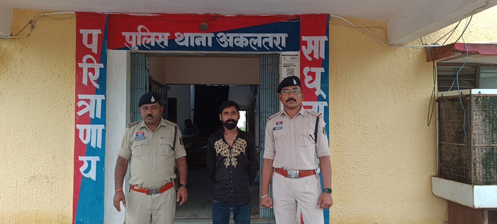 शराब दुकान में नकली नोट खपाने की कोशिश नाकाम, अकलतरा पुलिस ने आरोपी को किया गिरफ्तार 1 1002638216