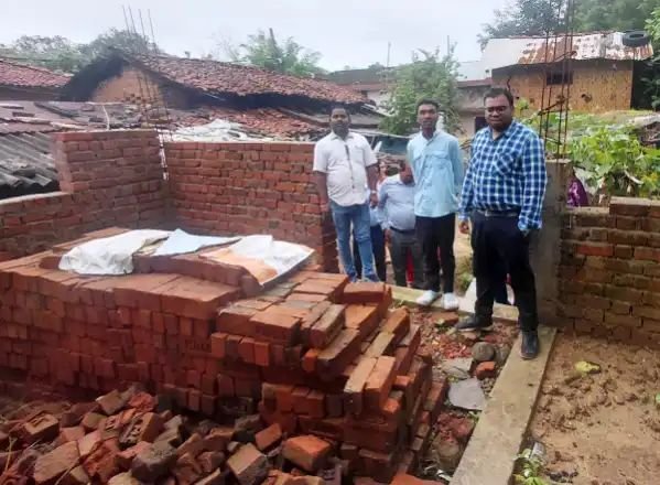 प्रधानमंत्री आवास योजना के निर्माण कार्यों में तेजी लाने के निर्देश, जिला पंचायत सीईओ ने किया निरीक्षण 2 10026389834124030020629384192
