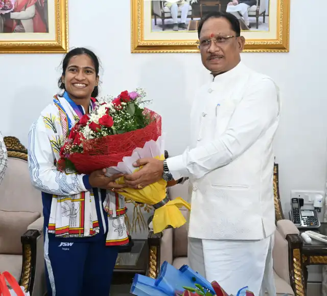 राष्ट्रमंडल खेलों की रजत पदक विजेता ज्ञानेश्वरी यादव का मुख्यमंत्री निवास में भव्य स्वागत 1 IMG COM 202608032219296690