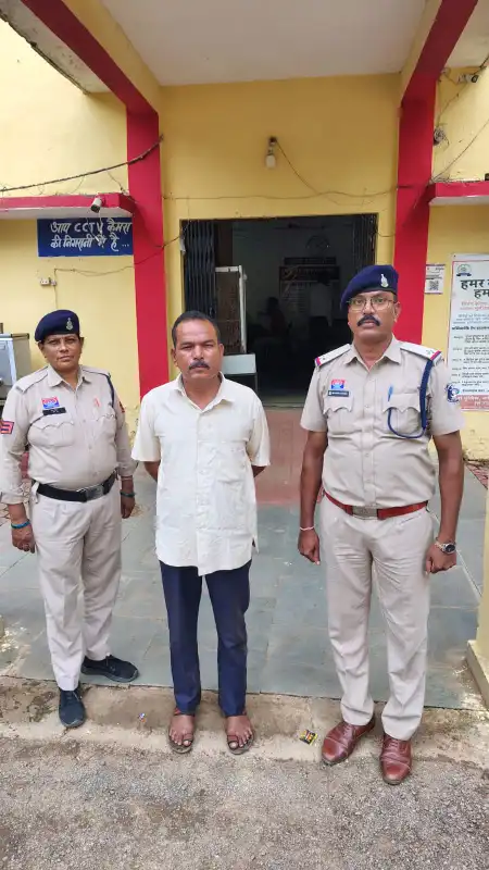 पामगढ़ की सड़क पर शराबी चालक का उत्पात: PWD बैरियर तोड़कर कई गाड़ियों को मारी टक्कर, पुलिस ने गिरफ्तार कर भेजा जेल 1 IMG COM 202608101851110630
