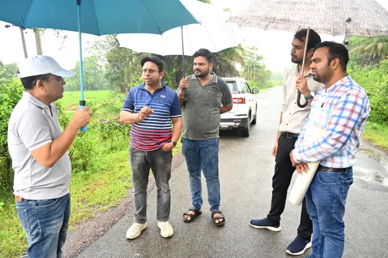 बारिश के बीच खेतों में उतरे कलेक्टर जन्मेजय महोबे: डिजिटल क्रॉप सर्वे और नक्शा बटांकन का लिया जायजा, त्रुटिरहित कार्य के दिए निर्देश 1 IMG COM 202608261842494022