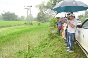 बारिश के बीच खेतों में उतरे कलेक्टर जन्मेजय महोबे: डिजिटल क्रॉप सर्वे और नक्शा बटांकन का लिया जायजा, त्रुटिरहित कार्य के दिए निर्देश 2 img com 2026082618424899408241999456896251521