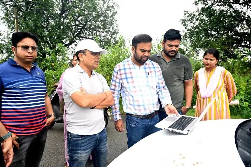 बारिश के बीच खेतों में उतरे कलेक्टर जन्मेजय महोबे: डिजिटल क्रॉप सर्वे और नक्शा बटांकन का लिया जायजा, त्रुटिरहित कार्य के दिए निर्देश 3 img com 2026082618424925118426100460565687222