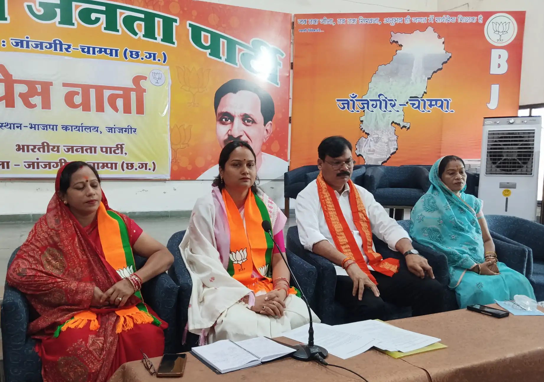 कांग्रेस के आरोपों पर भाजपा का पलटवार: प्रेसवार्ता में सत्यलता मिरी बोलीं- संवैधानिक संस्थाओं पर सवाल उठाना हार की हताशा 1 1002972617