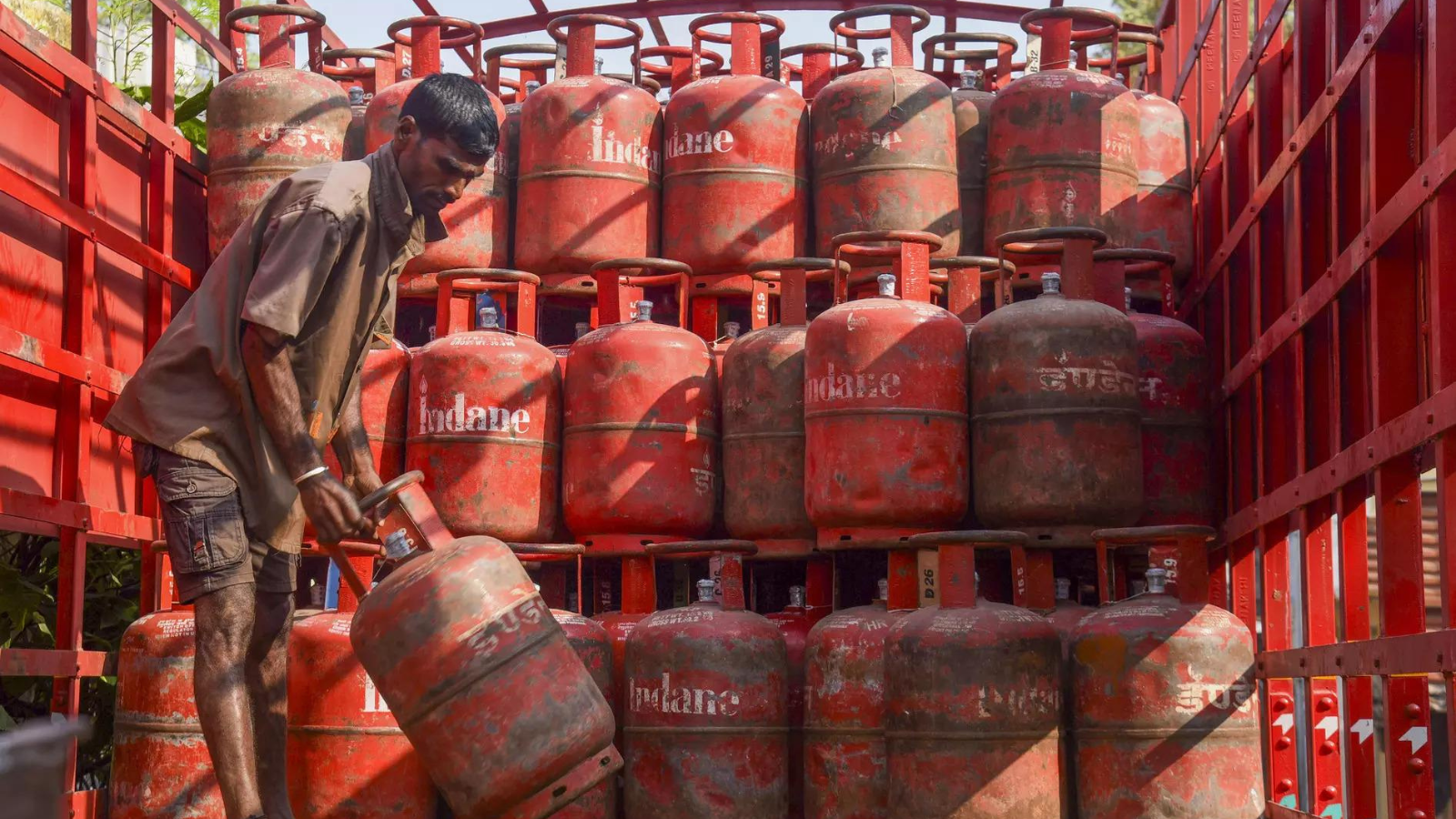 LPG सब्सिडी पर बड़ा अपडेट: 1 अक्टूबर से बायोमेट्रिक आधार ऑथेंटिकेशन अनिवार्य, प्रमाणीकरण न होने पर बिना सब्सिडी मिलेगा सिलेंडर 1 commercial gas cylinder price increased by rs 39