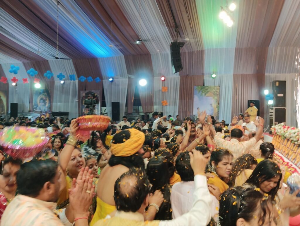 'नंद घर आनंद भयो' के जयकारों से भक्ति रस में डूबा नैला: स्वामी राघवाचार्य जी ने सुनाया कृष्ण जन्मोत्सव और वामन अवतार का प्रसंग 3 img 20260915 194719235357256069082290