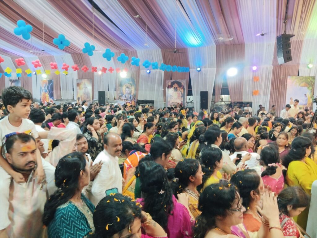 'नंद घर आनंद भयो' के जयकारों से भक्ति रस में डूबा नैला: स्वामी राघवाचार्य जी ने सुनाया कृष्ण जन्मोत्सव और वामन अवतार का प्रसंग 6 img 20260915 1947515661741587251124701