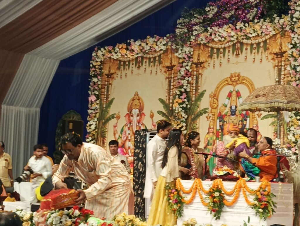 'नंद घर आनंद भयो' के जयकारों से भक्ति रस में डूबा नैला: स्वामी राघवाचार्य जी ने सुनाया कृष्ण जन्मोत्सव और वामन अवतार का प्रसंग 5 img 20260915 1949216834702023663942501