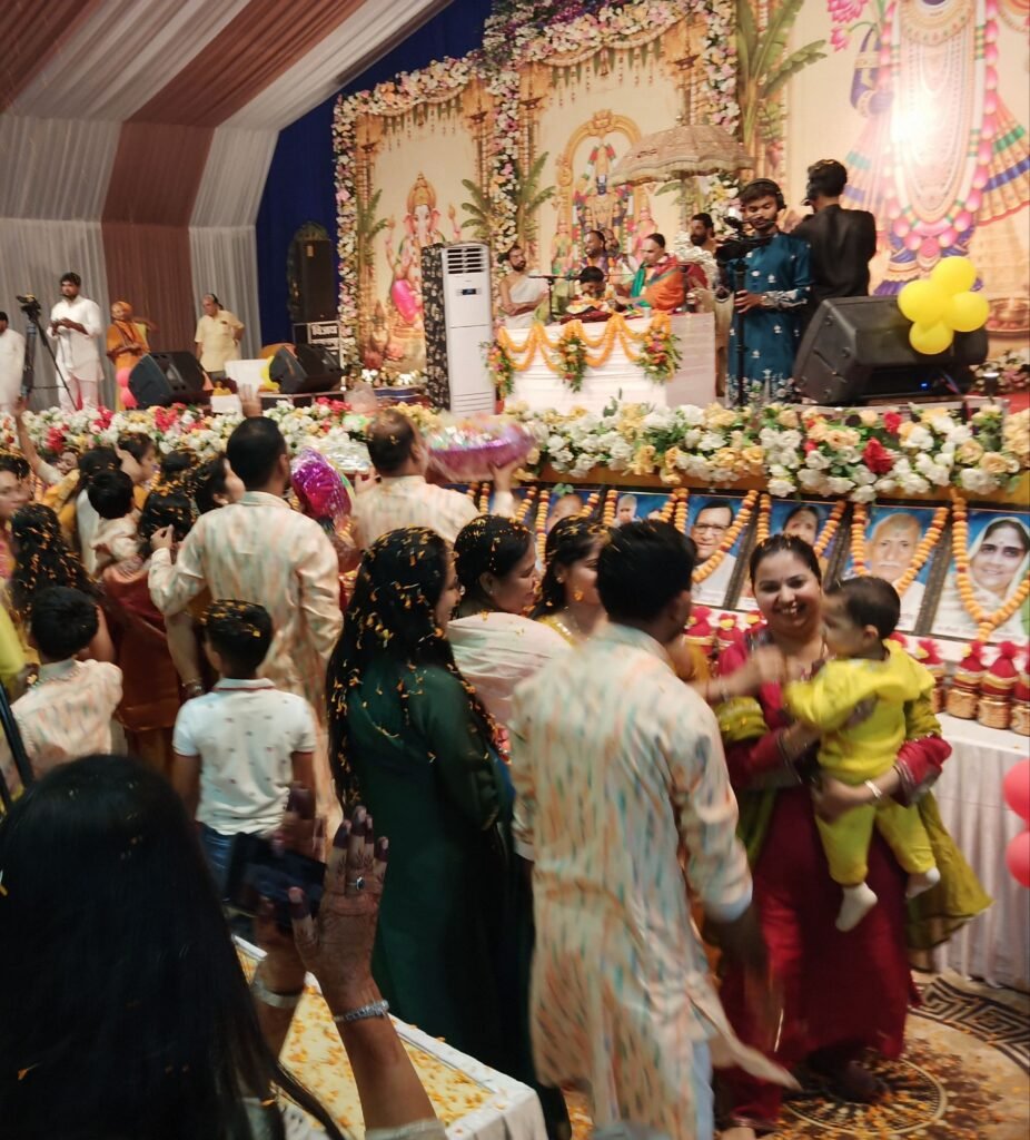'नंद घर आनंद भयो' के जयकारों से भक्ति रस में डूबा नैला: स्वामी राघवाचार्य जी ने सुनाया कृष्ण जन्मोत्सव और वामन अवतार का प्रसंग 4 img 20260915 2045577750978033122542704
