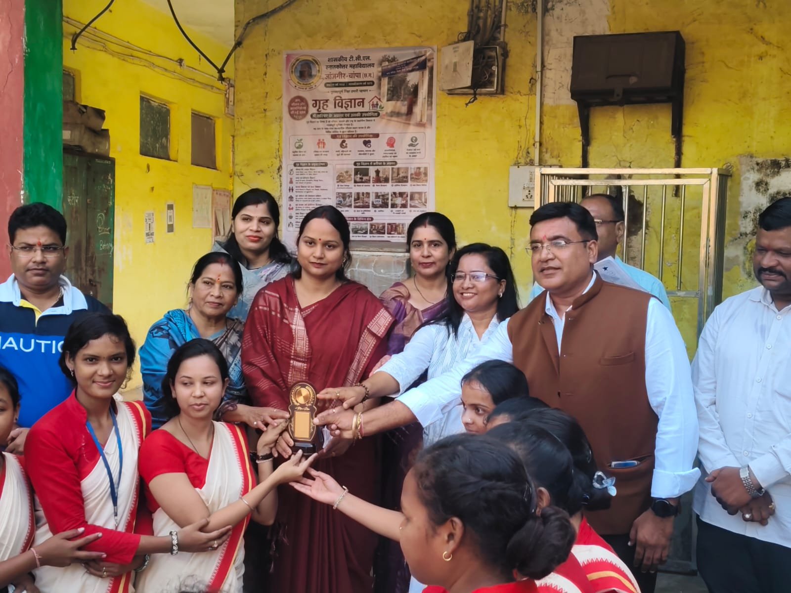 TCL कॉलेज में 'सेवा के रंग' रंगोली प्रतियोगिता: प्राकृतिक रंगों से उकेरा विकसित भारत, ज्ञानदीप कॉलेज बना चैंपियन 1 IMG 20261003 WA0033
